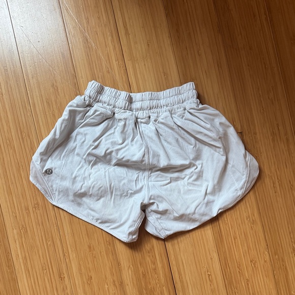 lululemon athletica White Women's Athletic Shorts with Elastic Waistband Size 0 - Picture 2 of 3
